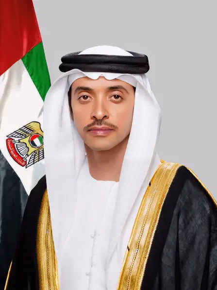 صورة الشيخ هزاع بن زايد آل نهيان بعلم رمادي