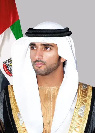 صورة الشيخ حمدان بن محمد بن راشد آل مكتوم مع العلم الرمادي