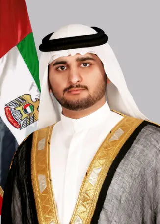 صورة الشيخ مكتوم بن محمد بن راشد آل مكتوم بالعلم الرمادي